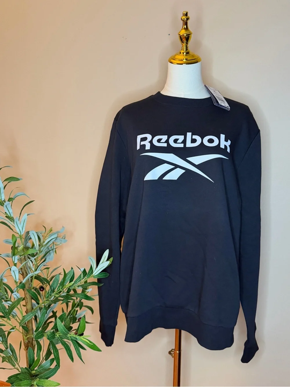 401. Reebok XL Black Fleece Crewneck Sweatshirt Logo Athletic NWT